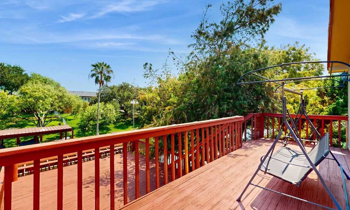 Flour Bluff House | 6-bedroom cozy home with water view and deck with patio furniture