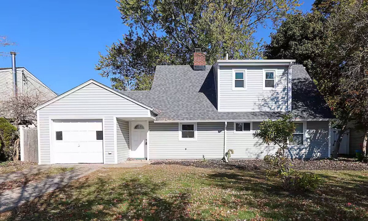 Glen Head House | 6-Bedroom Home in Levittown