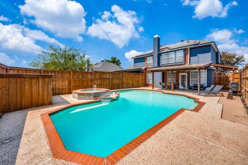 The Colony House | 6 Bedroom Home with Pool, Centrally Located