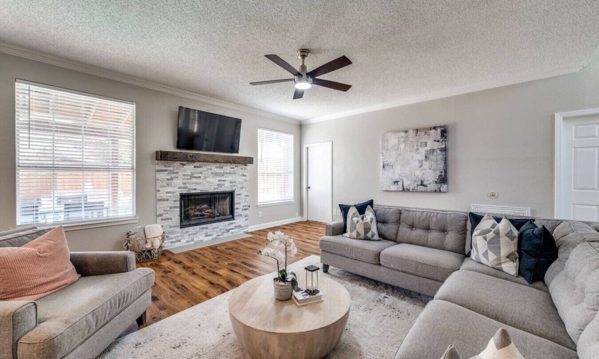 The Colony House | 6 Bedroom Home with Pool, Centrally Located