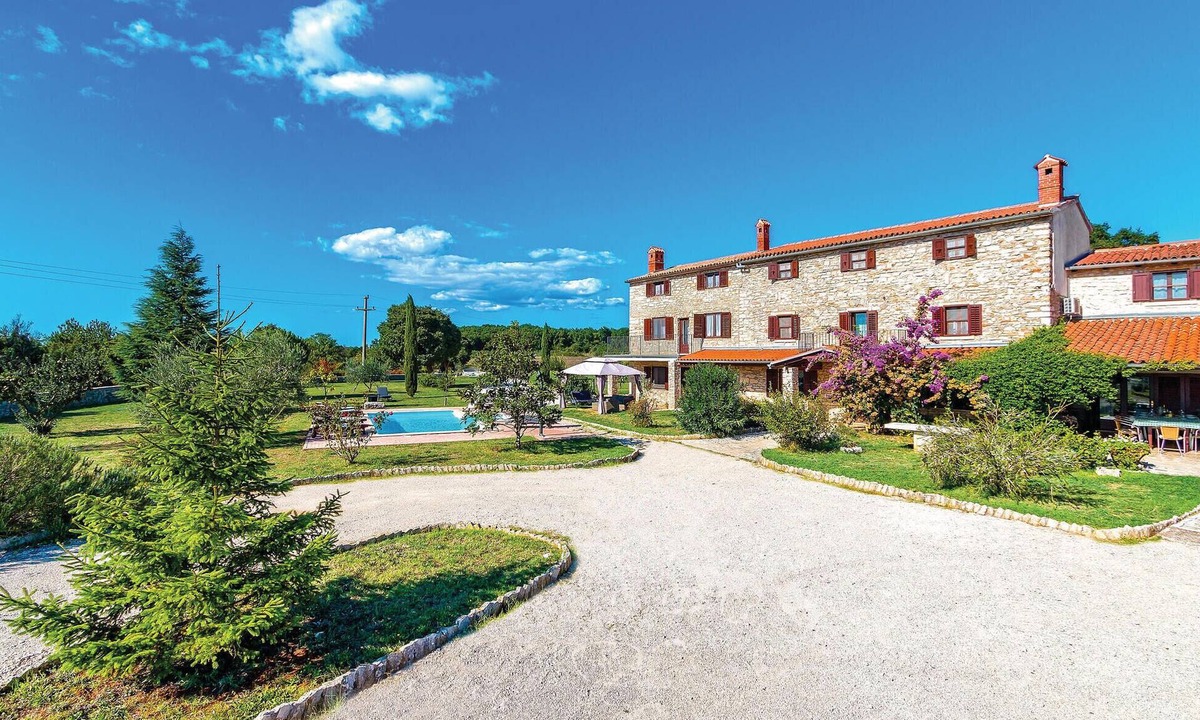 Sisan House | 6 bedroom lovely home in Liznjan
