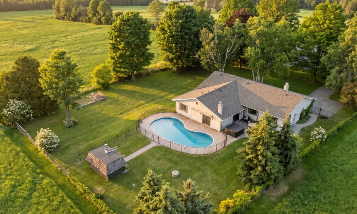 Oro-Medonte House | 6-Bedroom Modern Escape in Horseshoe-Pool+Hot tub