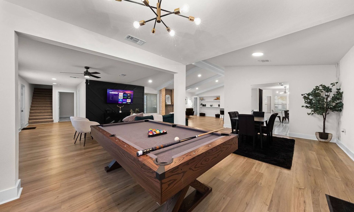 North San Antonio - SAT House | 6 Bedroom Modern Home near Riverwalk, AFB, and Airport with Parking