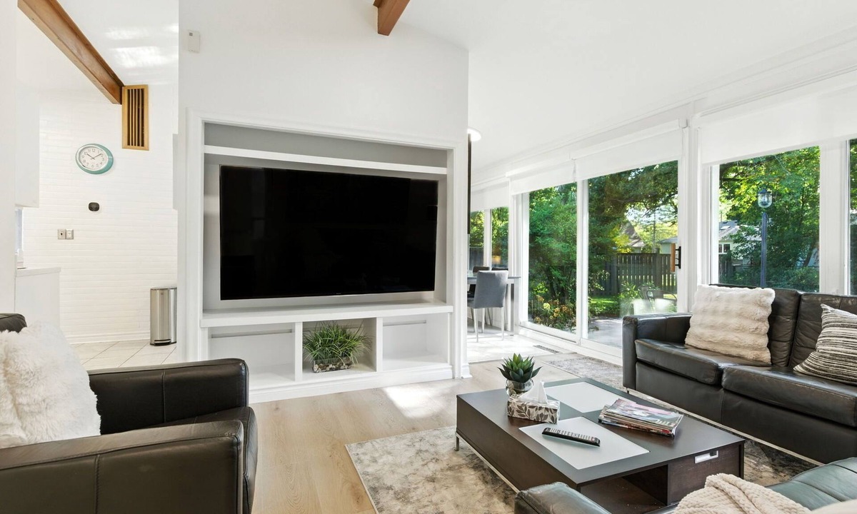 Mineola House | 6 Bedroom Ranch Bungalow in Port Credit.