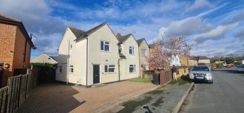 Byfleet Villa | 6 Bedroom Spacious villa, Free Parking