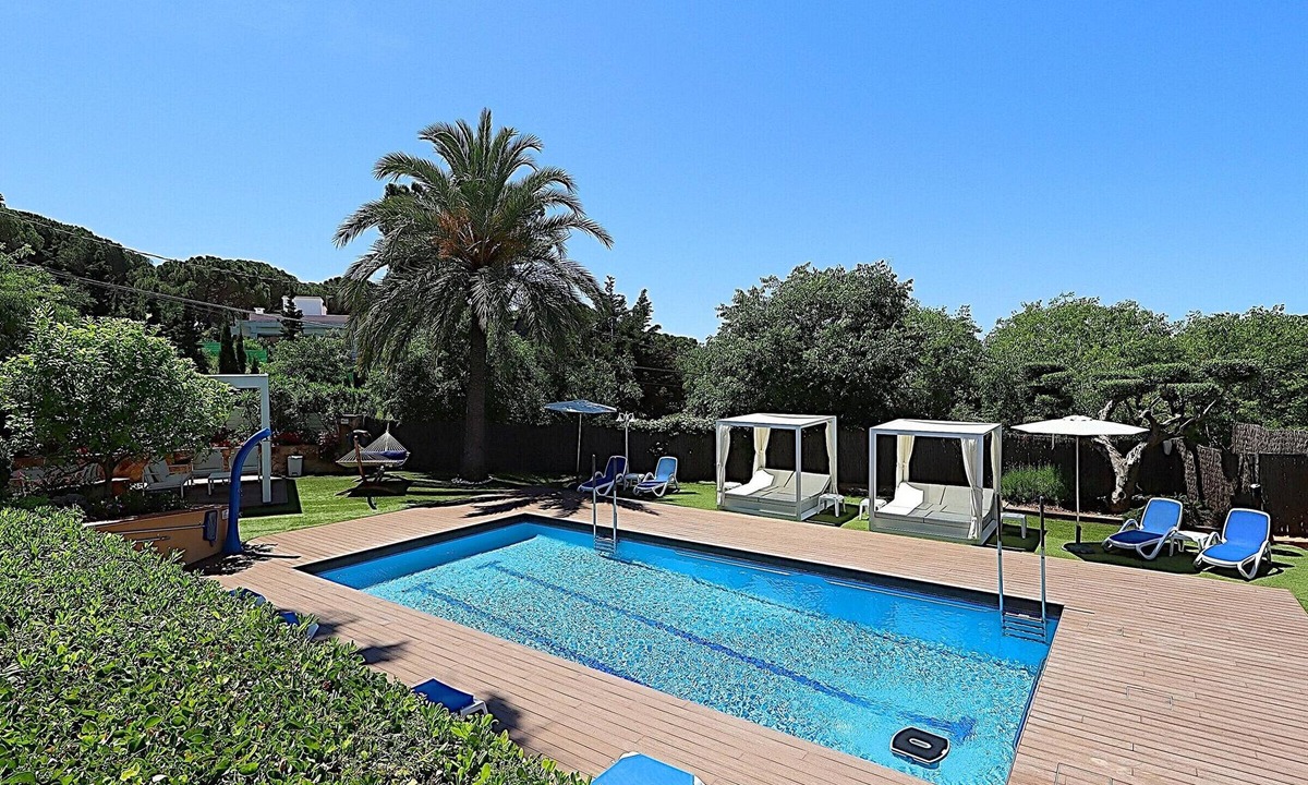Lloret de Mar Cottage | 6-Bedroom Villa with Private Pool in Lloret de Mar
