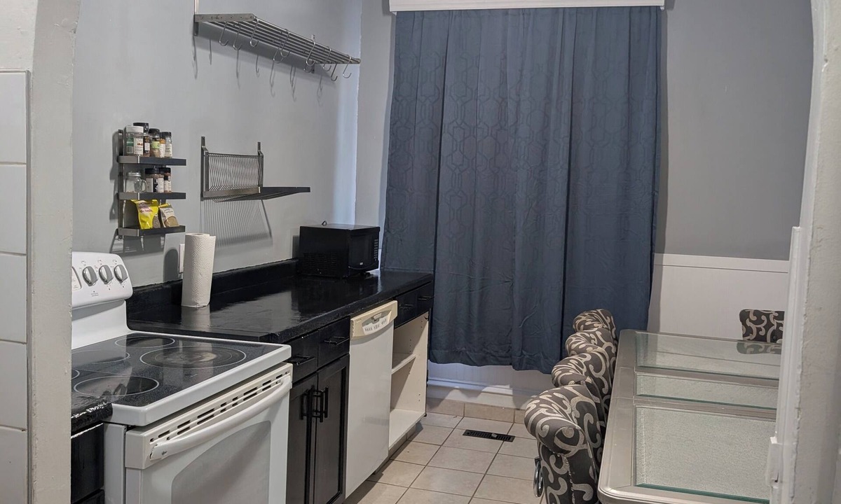 Winnipeg House | 6 Bedrooms/3 bathrooms/Free parking 8 mins to downtown
