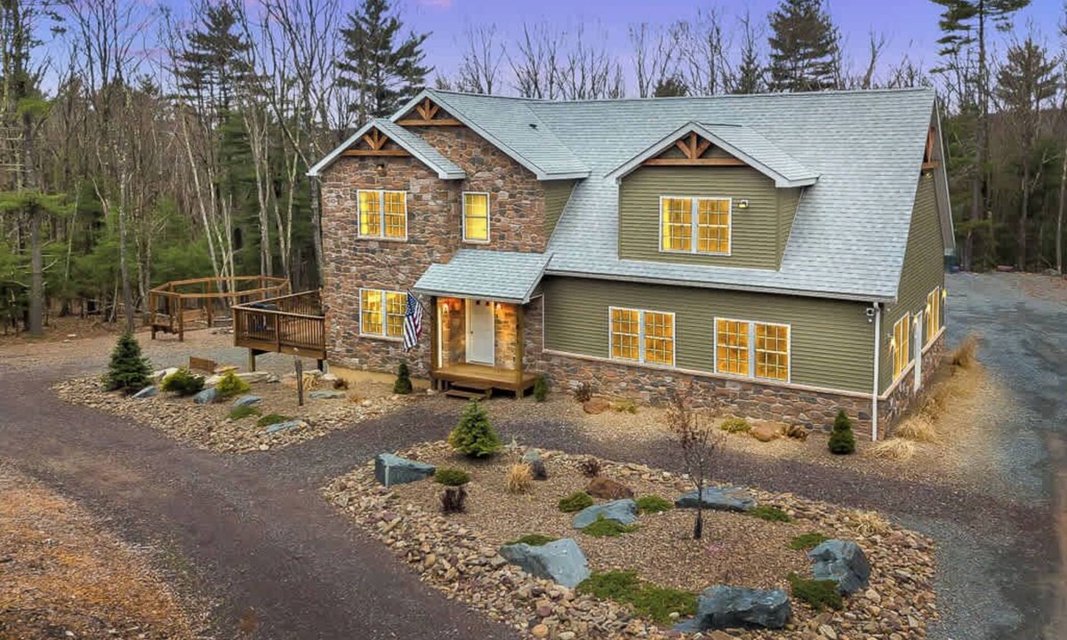 Rowland House | 6 Bedrooms + Hot Tub + Game Room + Movie Theater