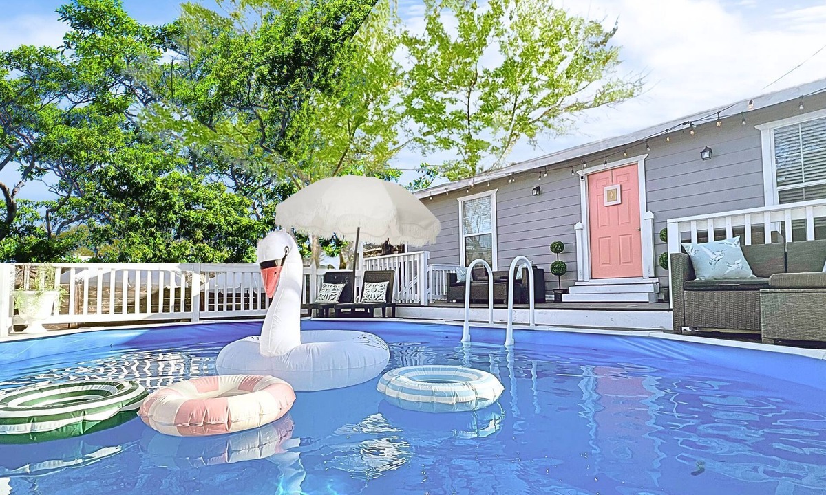 Eastside Promise Neighborhood House | 6 Bedrooms l 1 mi to Alamo + Riverwalk l Private Pool l Family + Pet Friendly