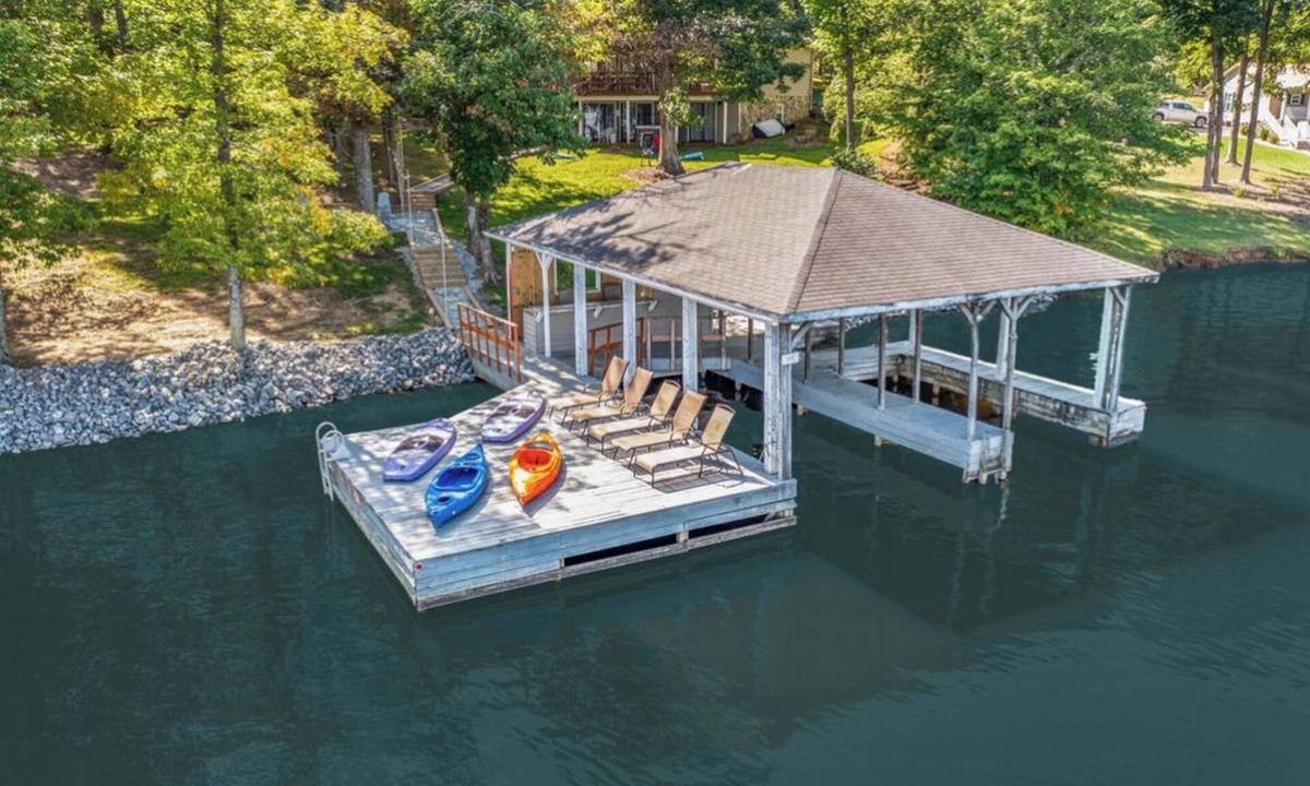Semora House | 6 Bedrooms, Lakefront, Hot-Tub & Private Dock
