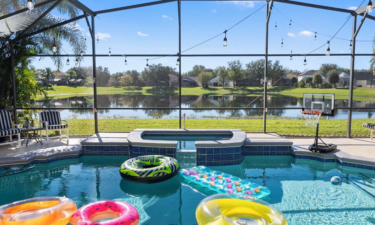Four Corners House | 6 Bedrooms. Private South Facing Swimming Pool. BBQ