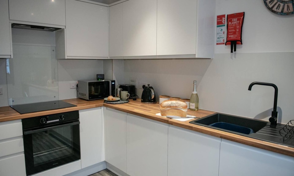 Peterborough Apartment | 6-beds Home in Hampton Vale | Contractors welcome