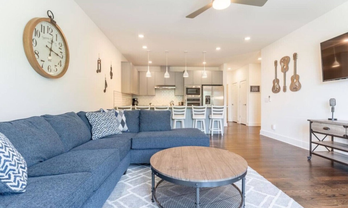 Hermitage Villa | 6 Beds + Safe & Quiet! 6 to Airport & 15 to Downtown!
