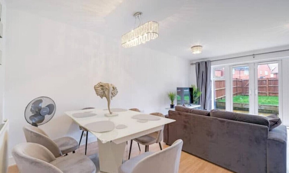 Leavesden House | 6 Berth- 5Beds- 2Bathroom- 3 room- 2 parking space