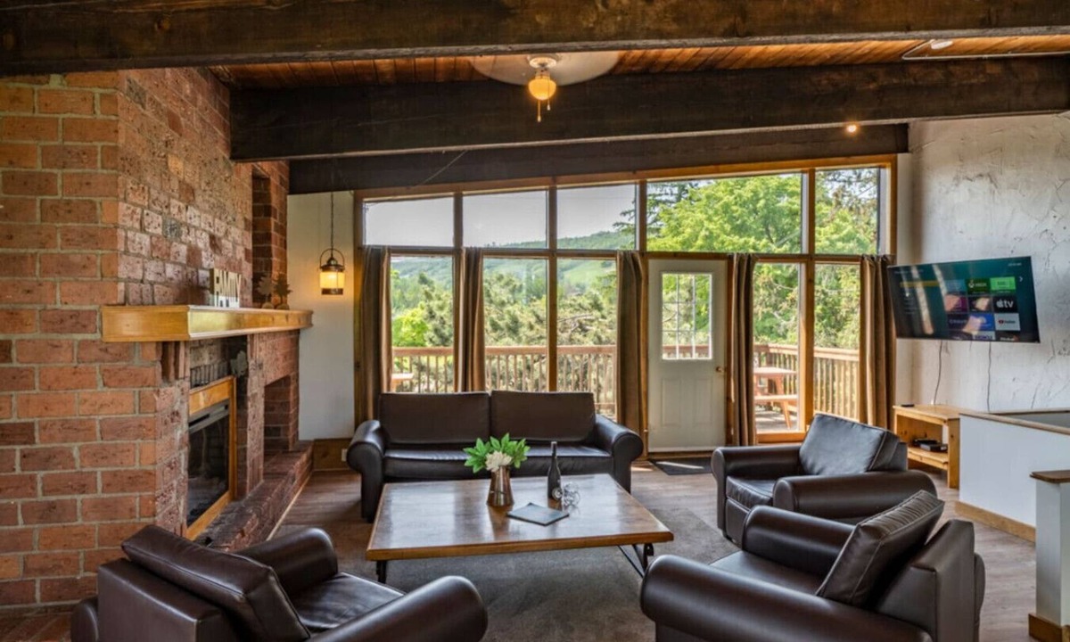 The Blue Mountains Cottage | 6 BR Blue Mountain Cottage|Private Beach|Hot Tub|Sauna, Ping Pong Table
