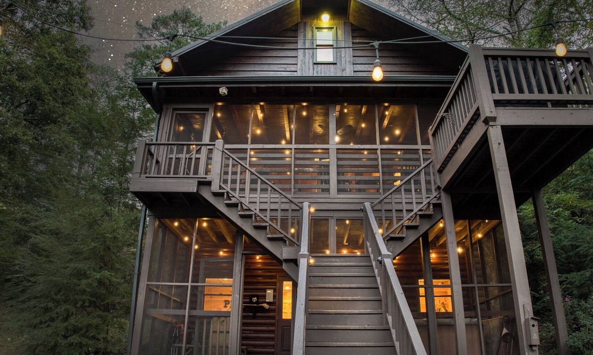 McCaysville Cabin | 6 BR Waterfront Cabin w/Hot Tub Fire Pit & Game Rm