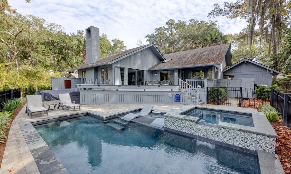 Heritage Woods House | 6 Cannon Row: Pet Friendly Home, Free Bikes, Private Pool, Walk to Beach