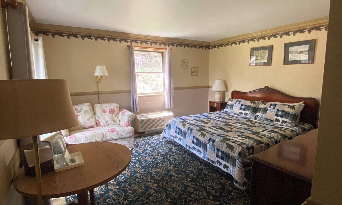 Cooksburg Apartment | 6-Forest Room King