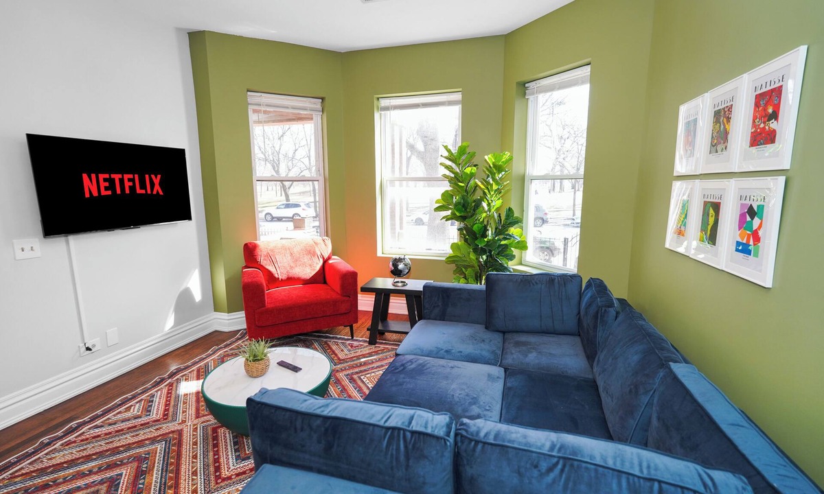Chicago Hotel | 6 King Bed Duplex with Pool Table - Sleeps 16
