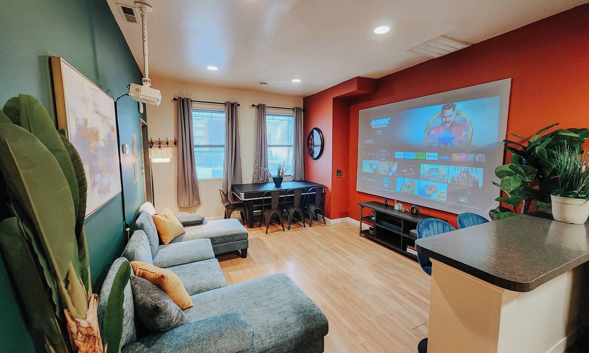 Chinatown Apartment | 6 King Beds/Convention/5BR 3BA/Pool Table