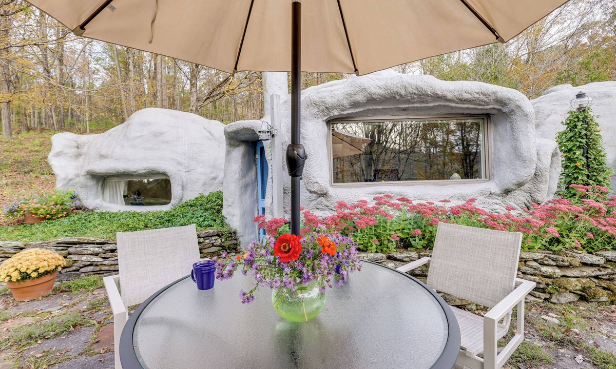 Sandgate Cottage | < 6 Mi to Arlington: 'Whimsical Stone Abode!'