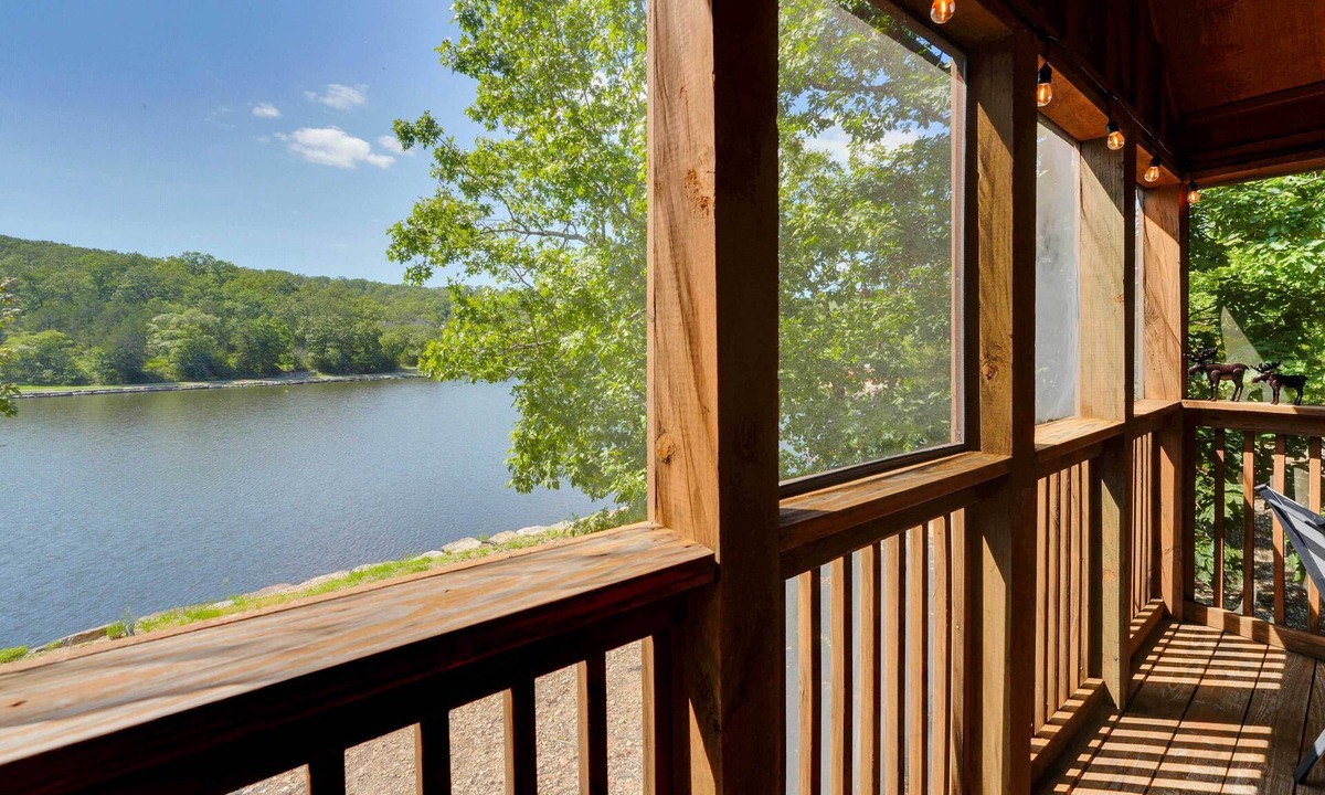 Reeds Spring Cottage | 6 Mi to Branson Strip! Lakefront Home w/Fireplace