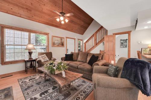 Reeds Spring House | 6 Mi to Branson Strip! Lakefront Home w/Fireplace