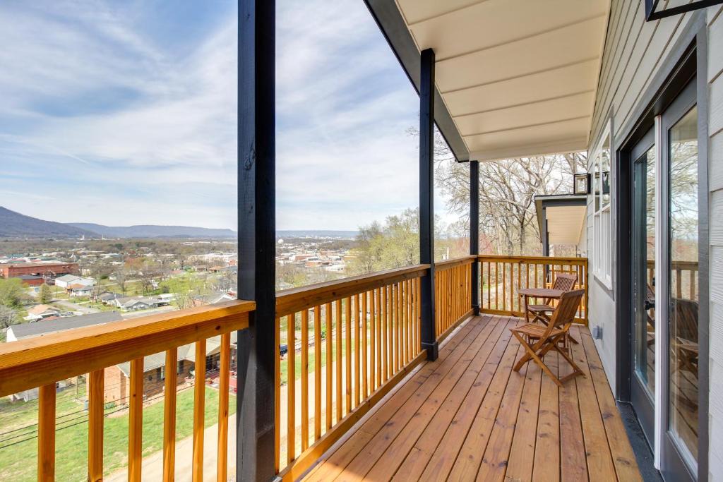 Rossville House | 6 Mi to Chattanooga: Home w/Balcony & Dtwn Views!