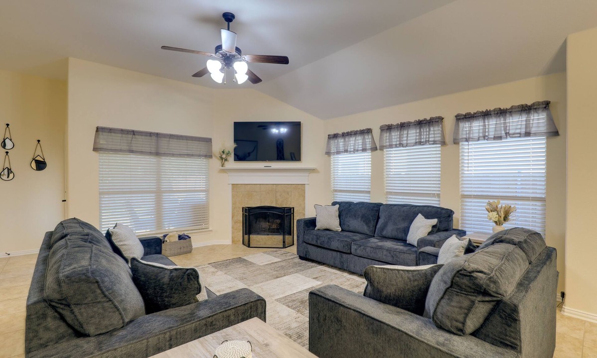 Mansfield House | 6 Mi to Dtwn Mansfield! Family Getaway w/Patio