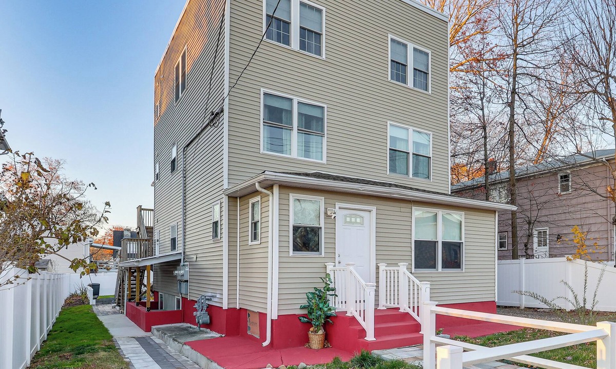 West Haven House | 6 Mi to Dtwn New Haven: Duplex w/Shared Yard