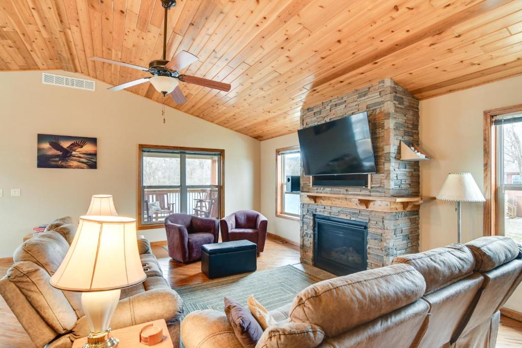 Pella House | 6 Mi to Dtwn Pella: Riverfront Cabin w/Game Room!