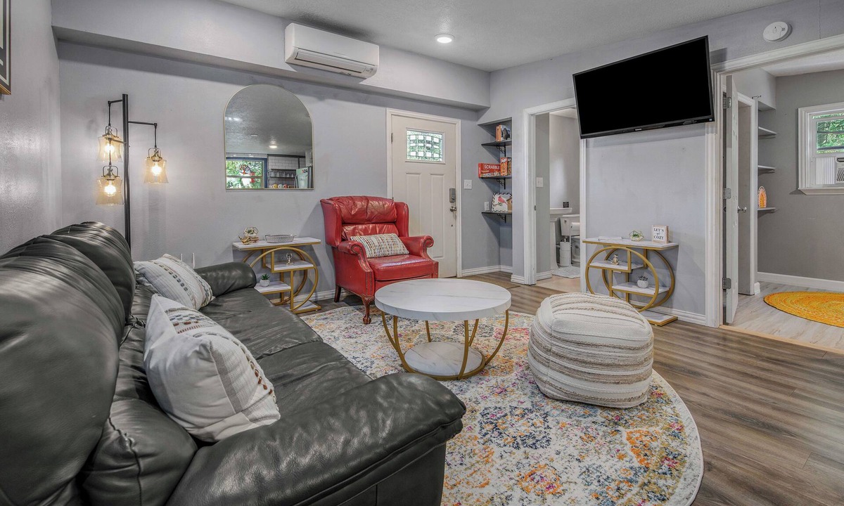 College Station Cabin | 6 Mi to Kyle Field! Pet-Friendly Getaway w/Yard