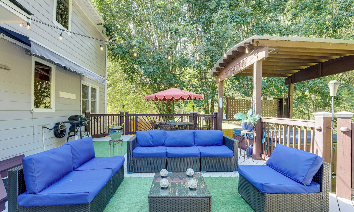 Snellville House | 6 Mi to Stone Mountain Park: Home w/Deck!