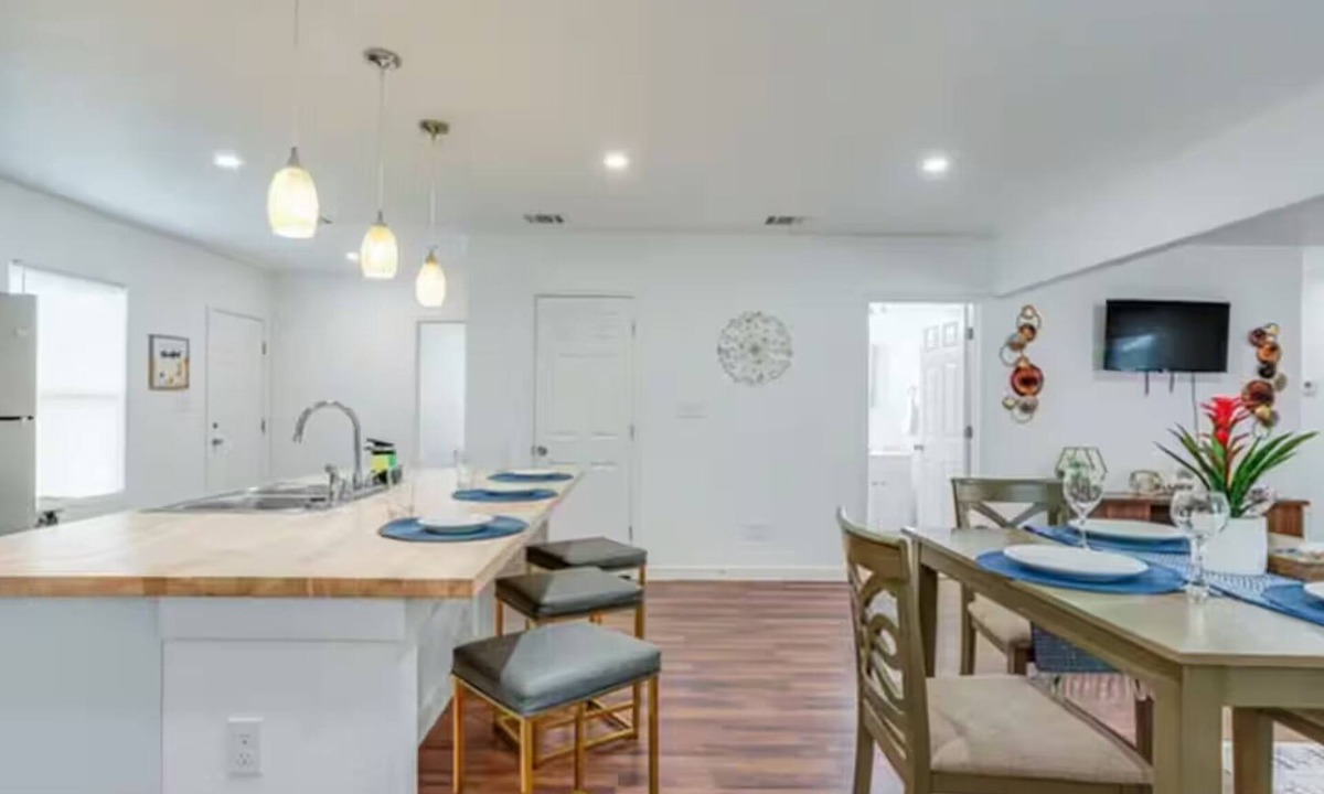 Highland Park House | 6 min downtown, Riverwalk & mo re