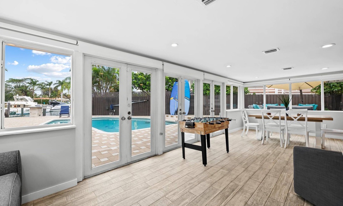 Pompano Isles House | 6 mins to Beach ~ Heated Pool ~ Dock ~ Paddleboards