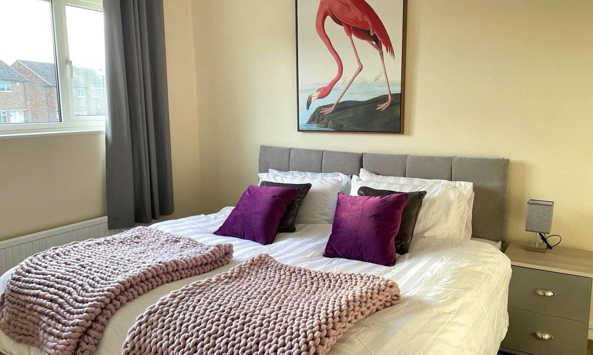 Barnsley House | 6 Person Spacious Home with Garden