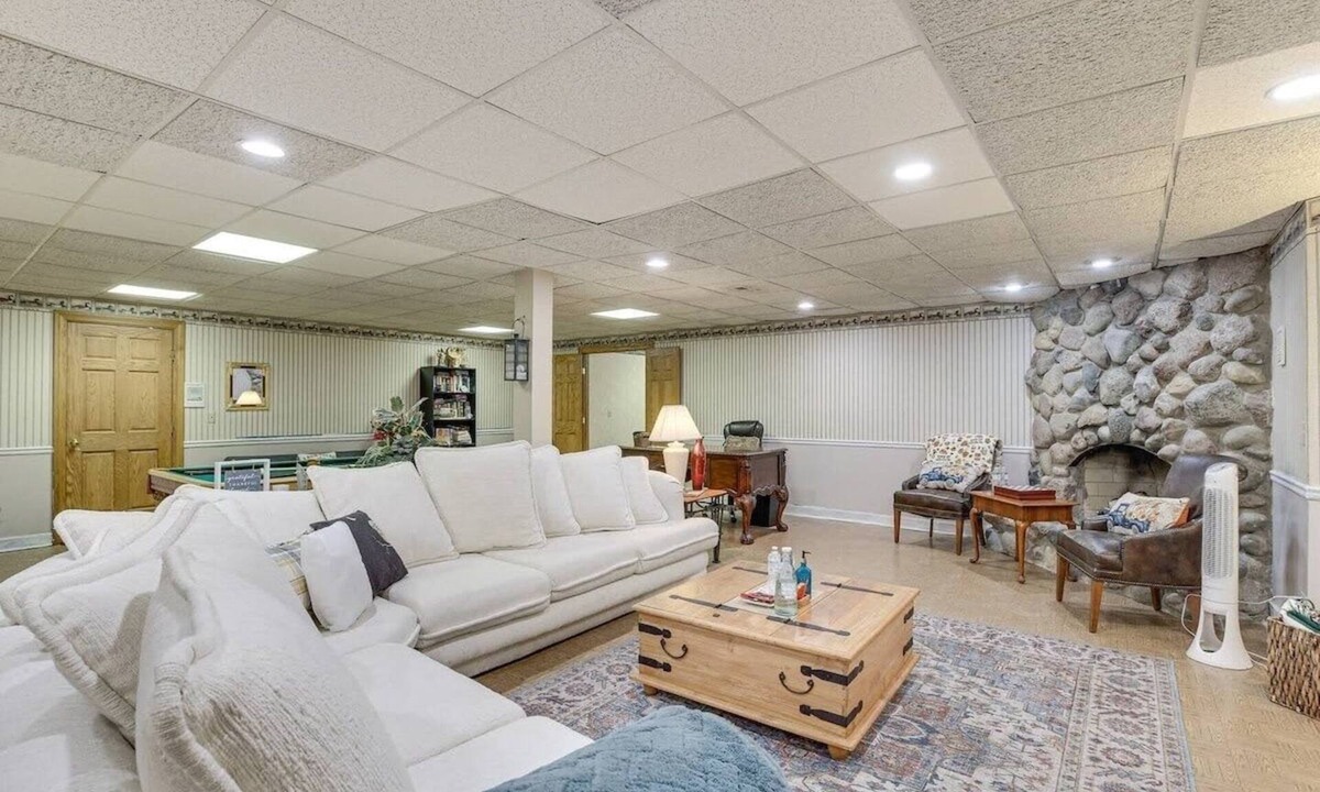 Barrington Hills House | 6 Shared Acres, Pool Table: Barrington Hills Apt!