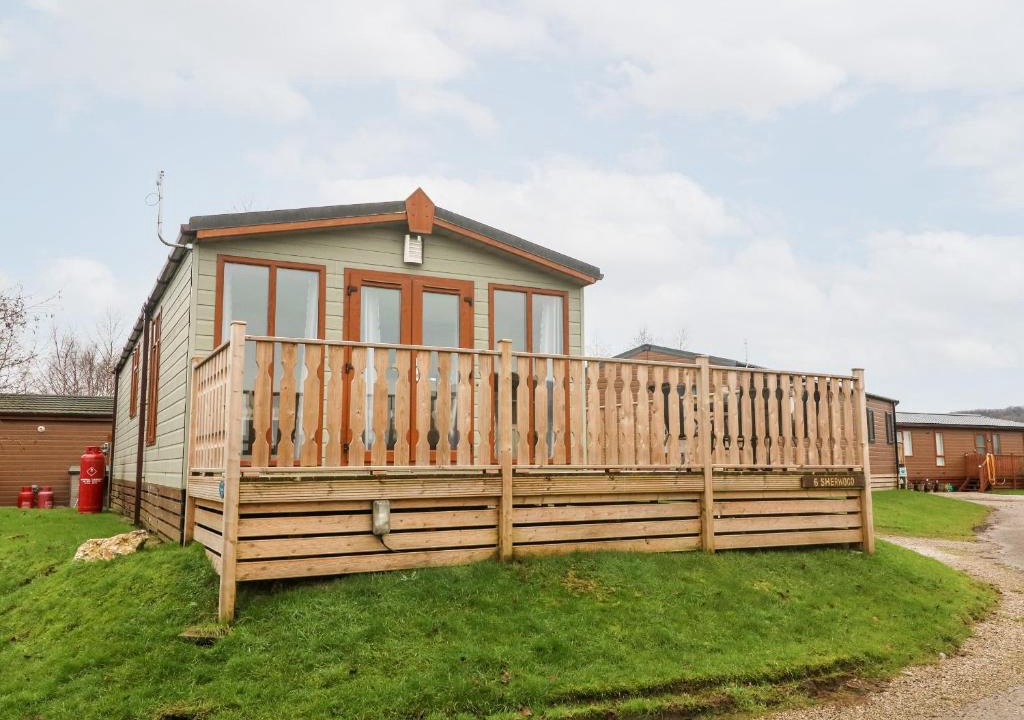 Tewitfield House | 6 Sherwood