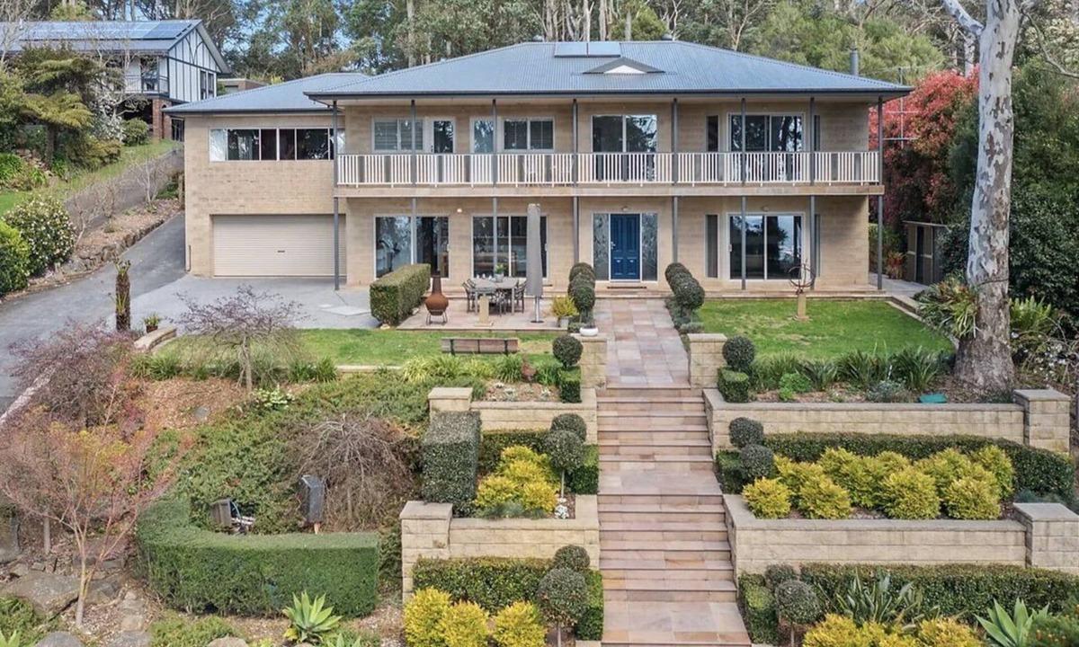 Ferny Creek House | 6 Star eco home with spectacular view.