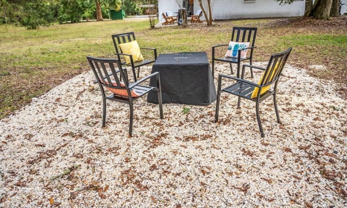 West Pensacola House | 6-unit retreat w/fire pit & backyard