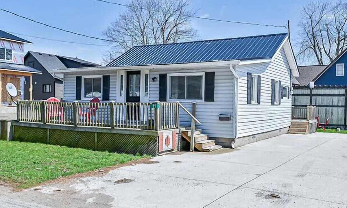 Turkey Point Cottage | 60 seconds to shore! Turkey Point family retreat.