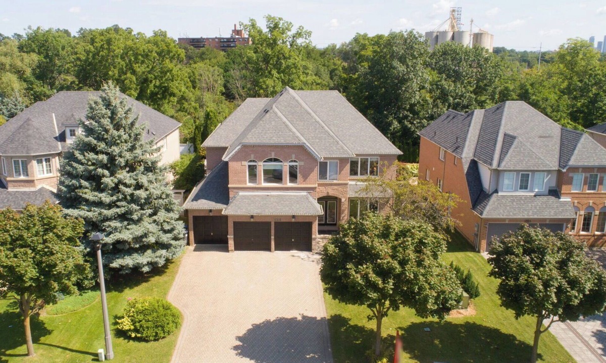 Streetsville House | 6000 sqft Executive 6 BR Home in Prestigious Area