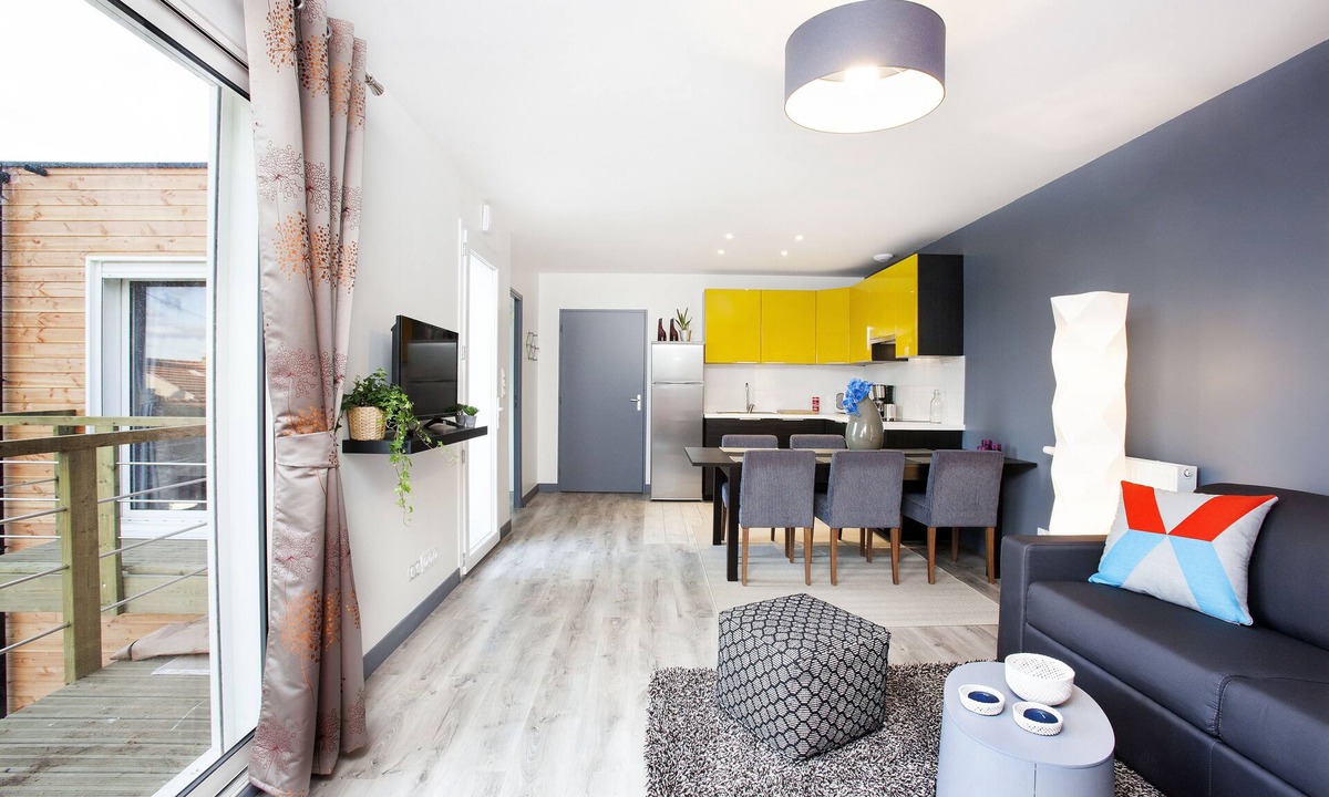 Vitry-sur-Seine Apartment | 65 sqm Apartment with Garden & AC – Metro 7