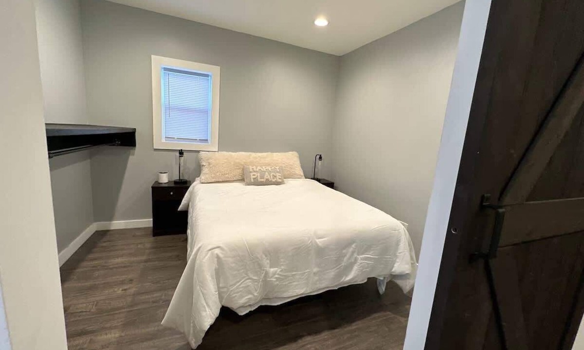 Fox Valley Apartment | 65" TV|Electric Fireplace|W/D|Grill|Parking