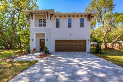 Bearss Plaza House | 655 5 Bedrooms Patio Lounge Luxury Kitchen