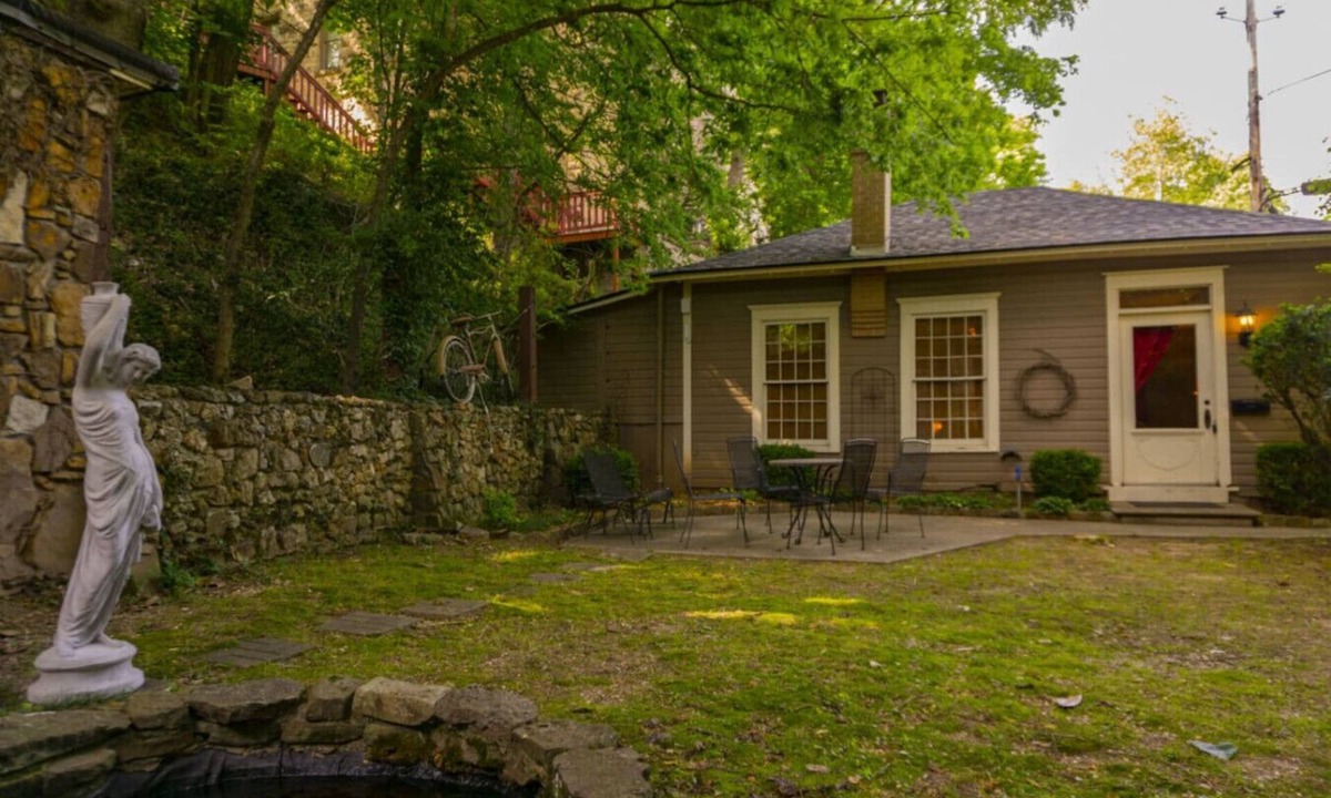 Eureka Springs Historic District Apartment | 66 Center - Carriage House