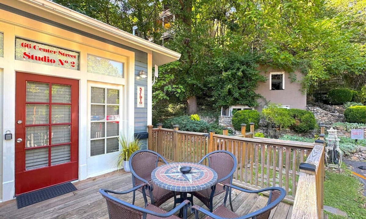 Eureka Springs Historic District Villa | 66 Center - The Studio