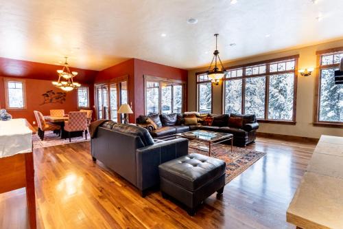 Elk Run House | 671 Elk Circle