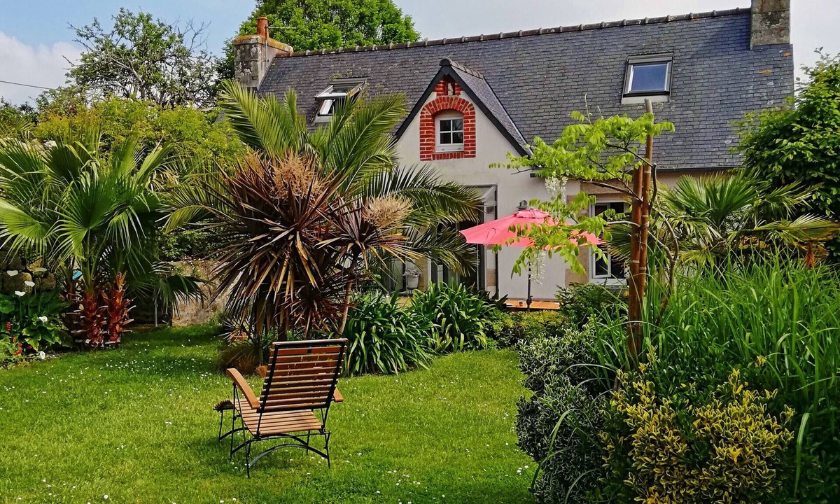 Audierne House | 690-Charming villa in a lush garden