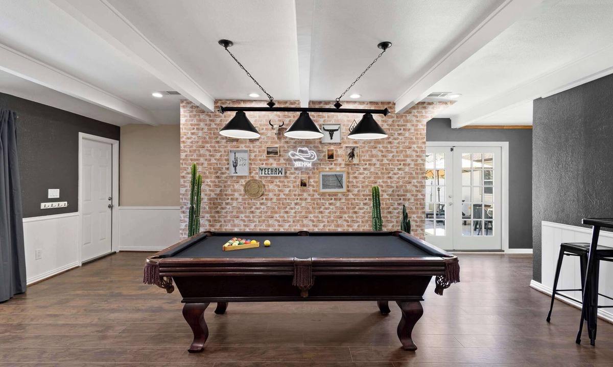 Richardson House | 6BD/3.5BA Modern Rustic Retreat | Yard, Pool & BBQ